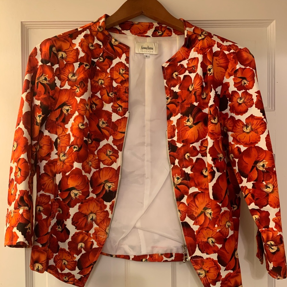 Neiman Marcus Exclusive size 6 lightweight blazer